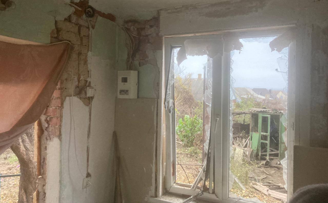 Пошкоджена стіна і розбите вікно будинку