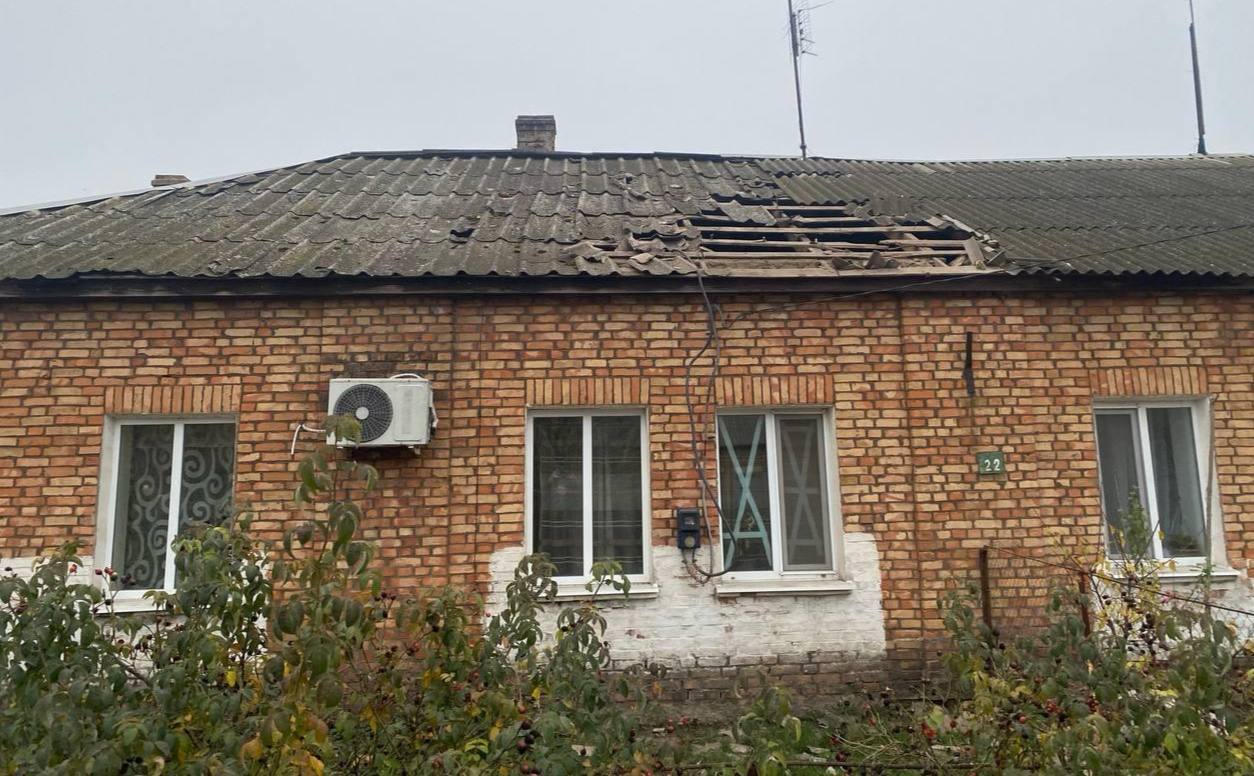 Побита покрівля будинку 