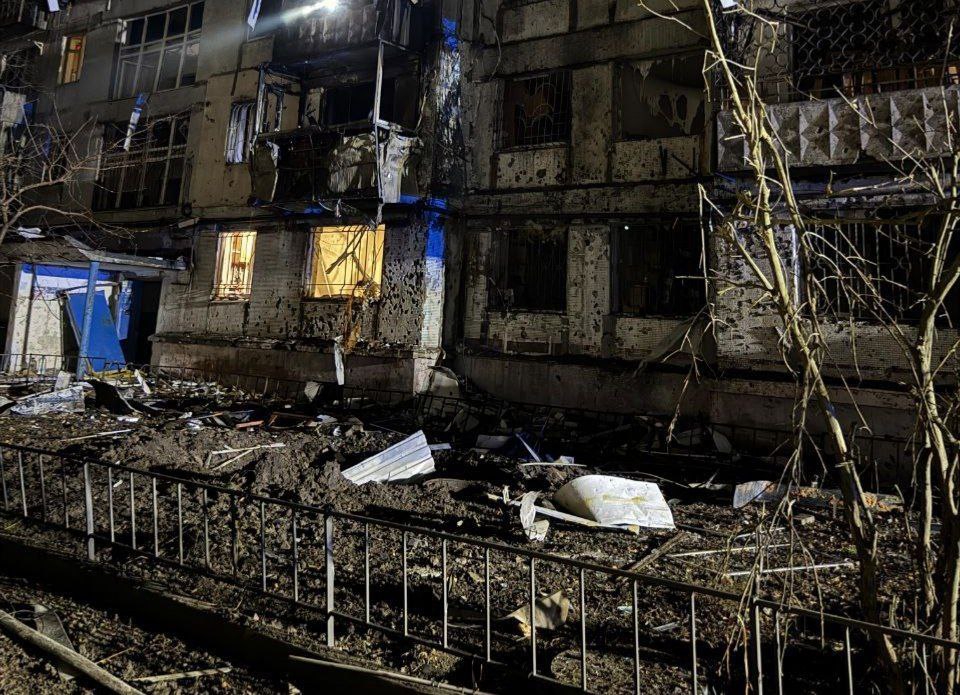 Подвір'я багатоповерхівки у руїнах.