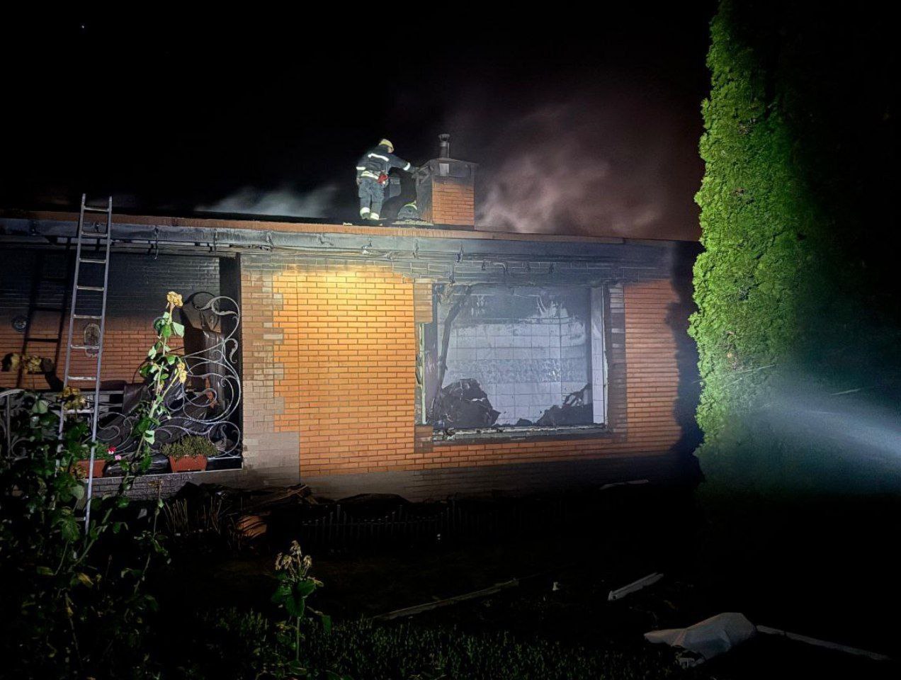 Горіла у місті також прибудова до приватного будинку. 