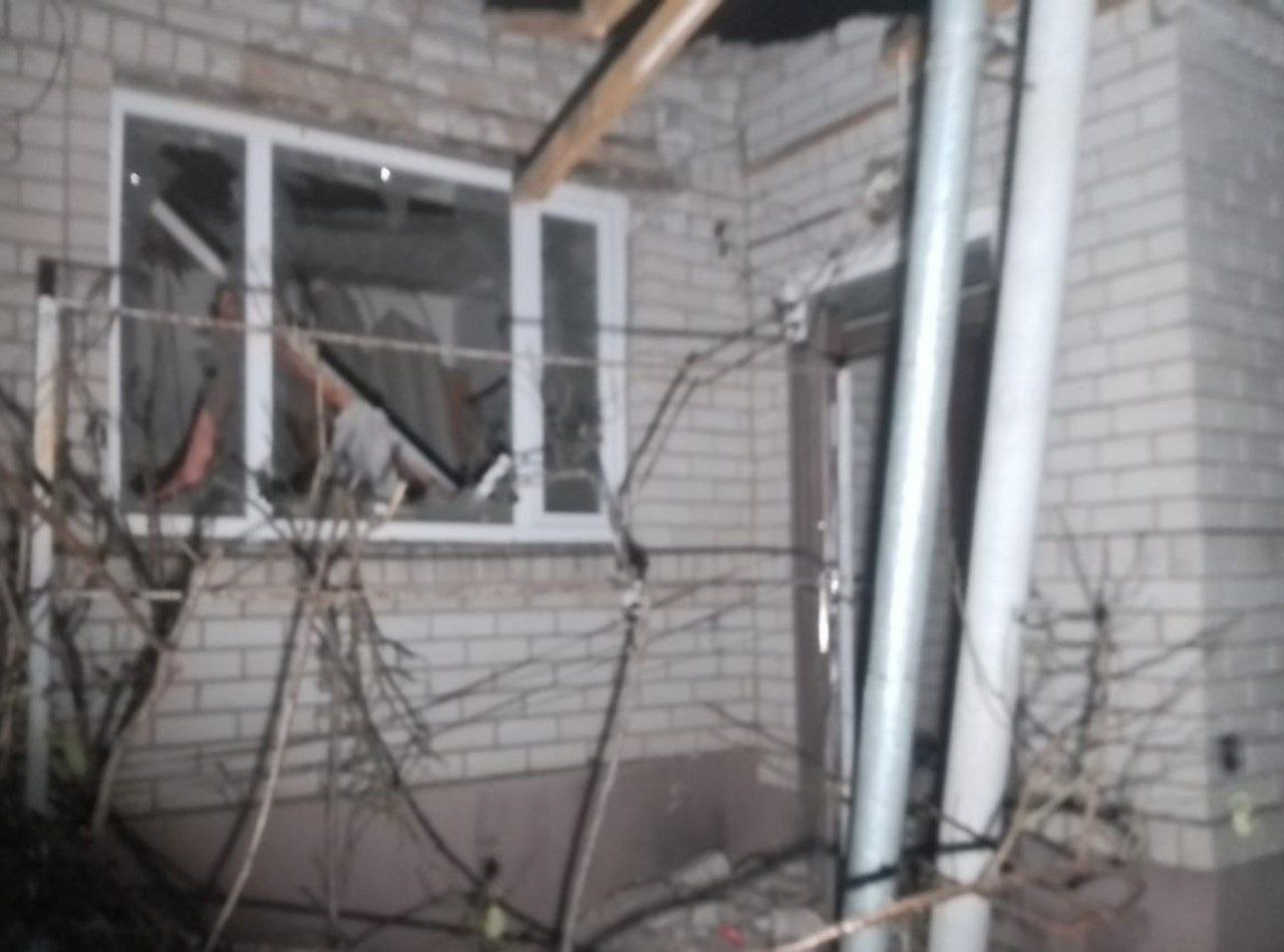 У приватному домі потрощене вікно. 