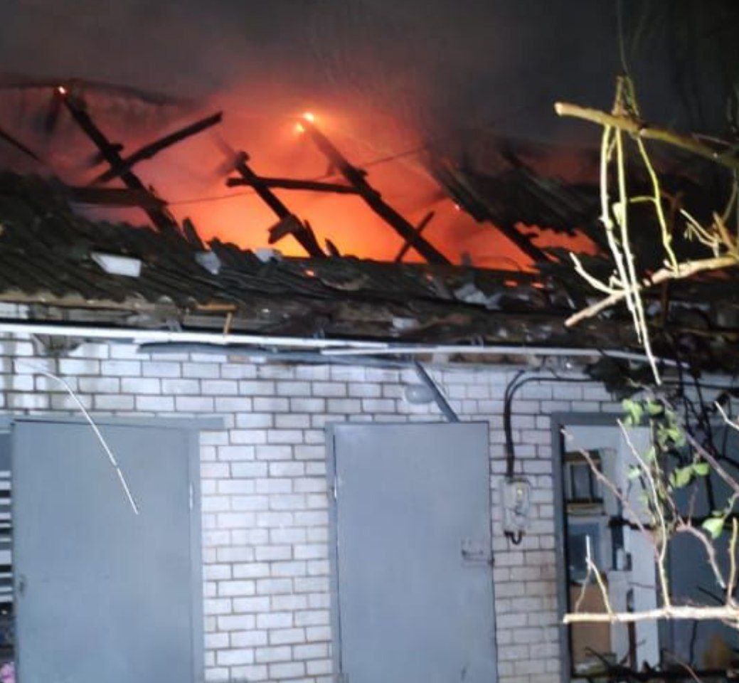 Палає покрівля.