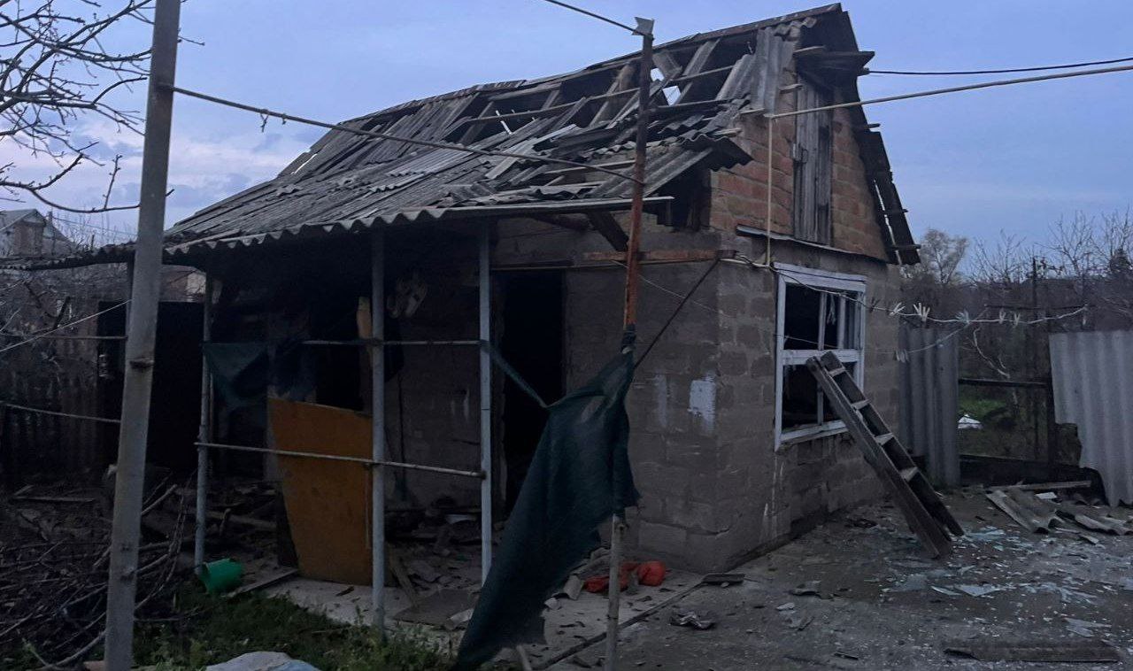 У приватній оселі побитий дах.