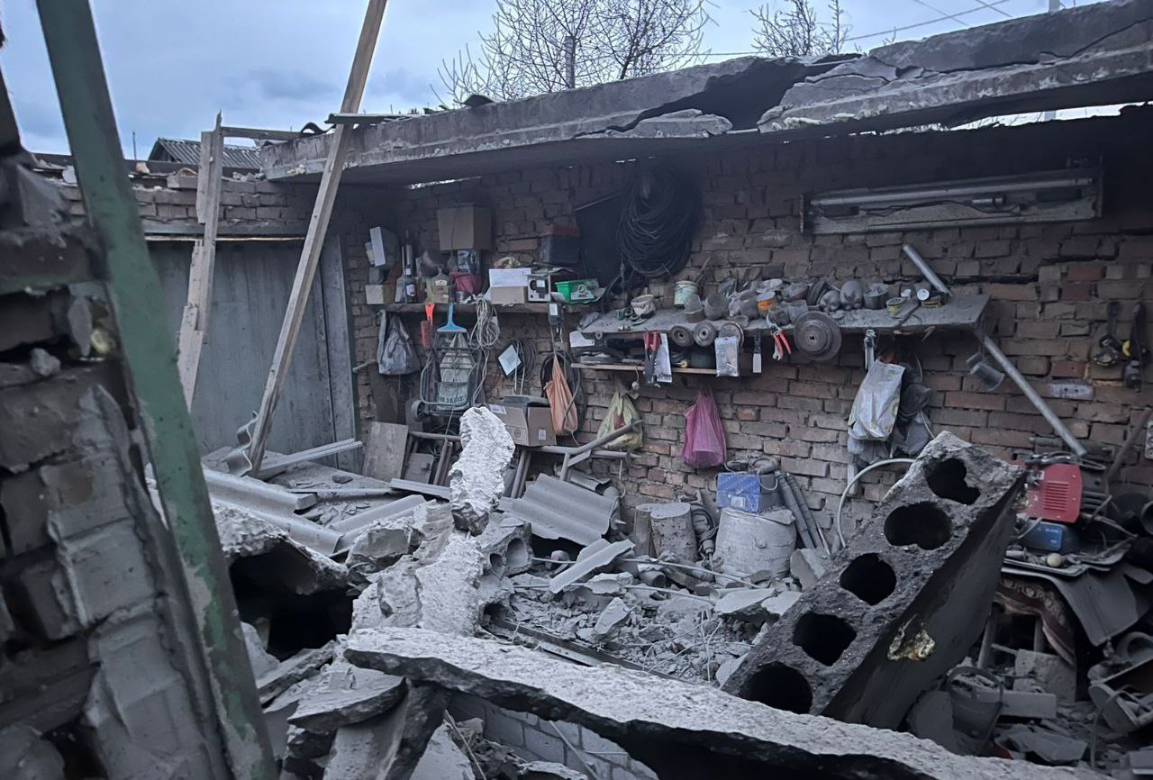 Розтрощена господарська споруда.