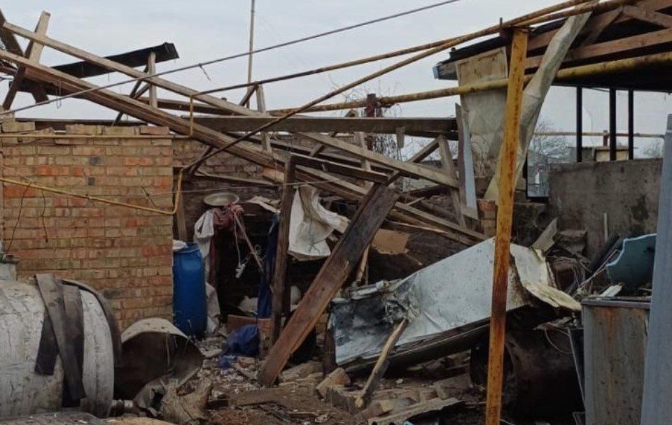 На подвір'ї все у руїнах після атаки.