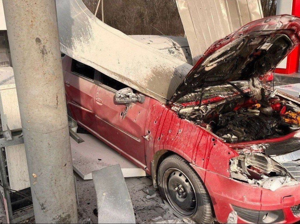 Знищена на заправці автівка.