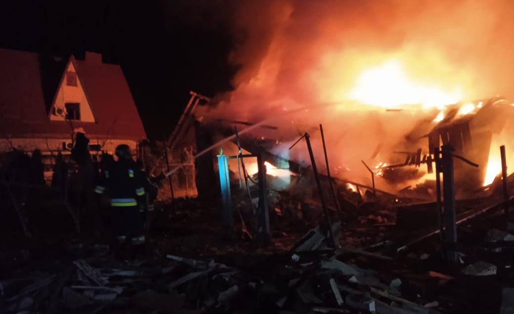 Рятувальники ліквідовують пожежу у приватній оселі