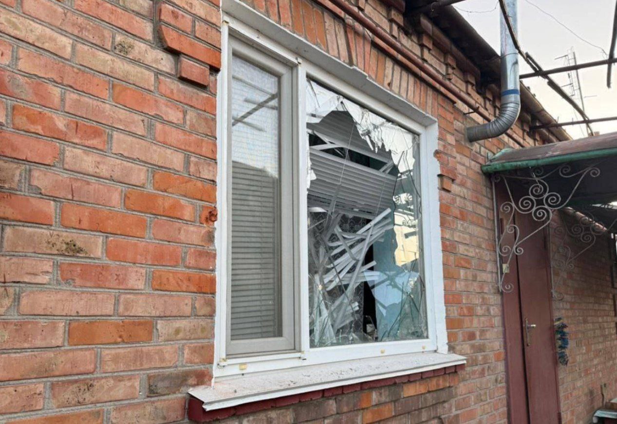 У вікні потрощене скло. 