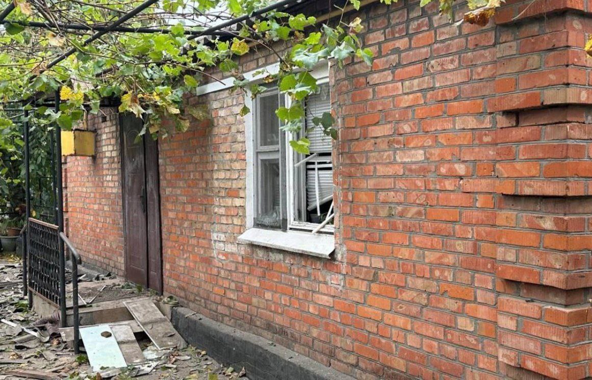 На приватному подвір'ї все у будівельному смітті після обстрілу.