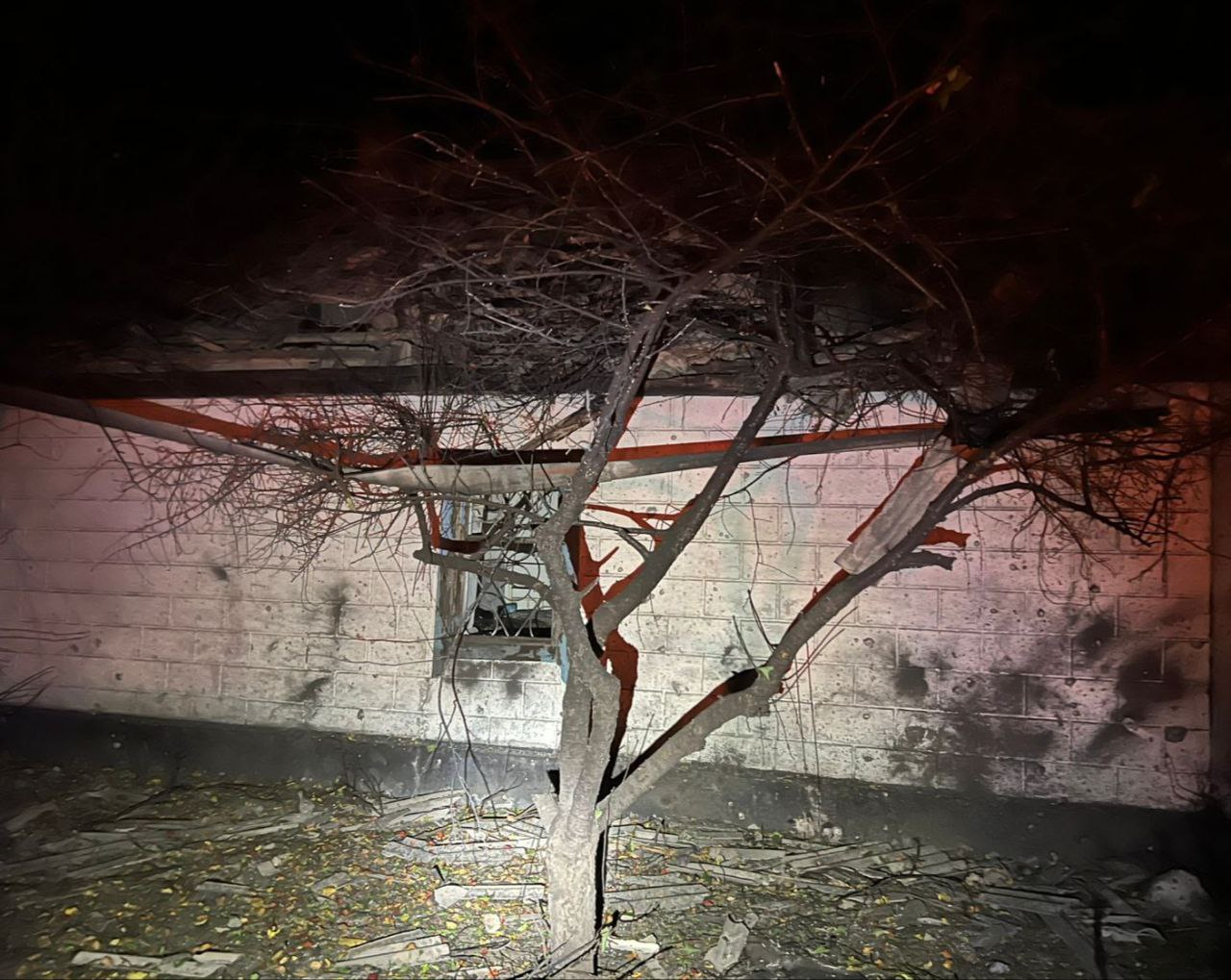 Поряд з хатою – уламки шиферу