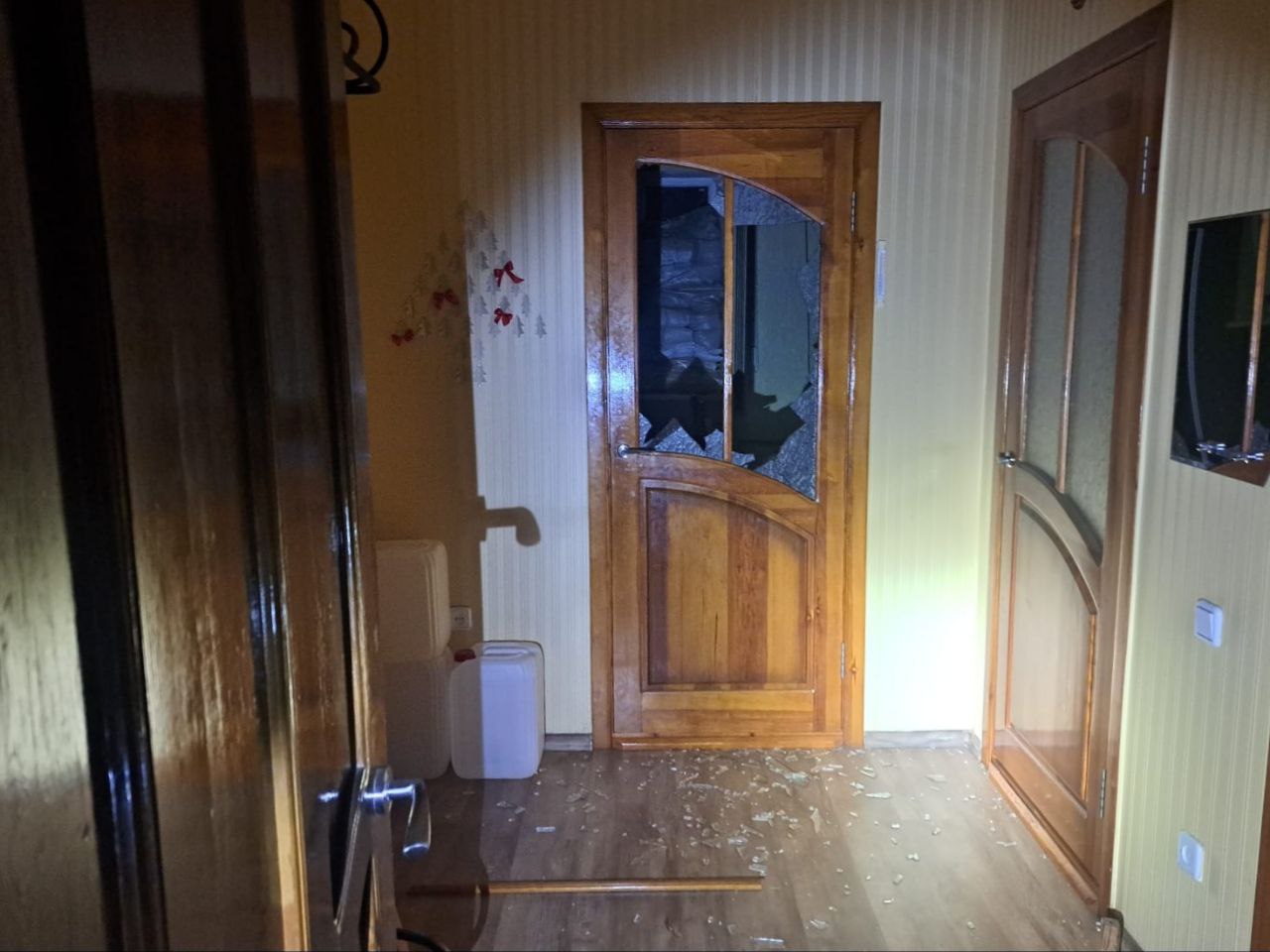 У міжкімнатних дверях вибите скло