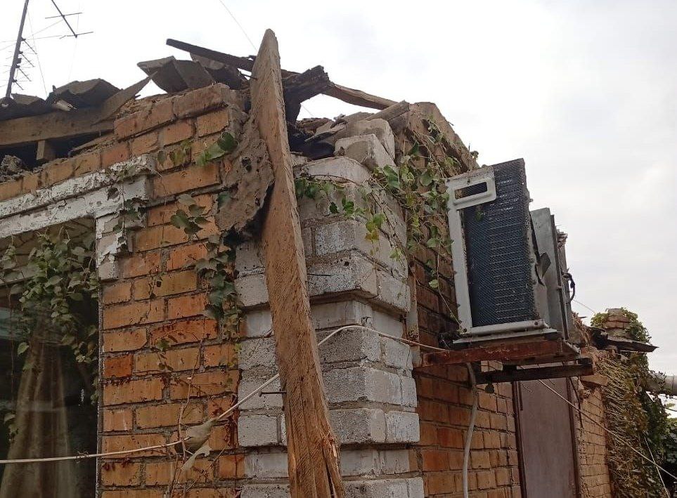 Пошкоджені стіни приватного будинку.