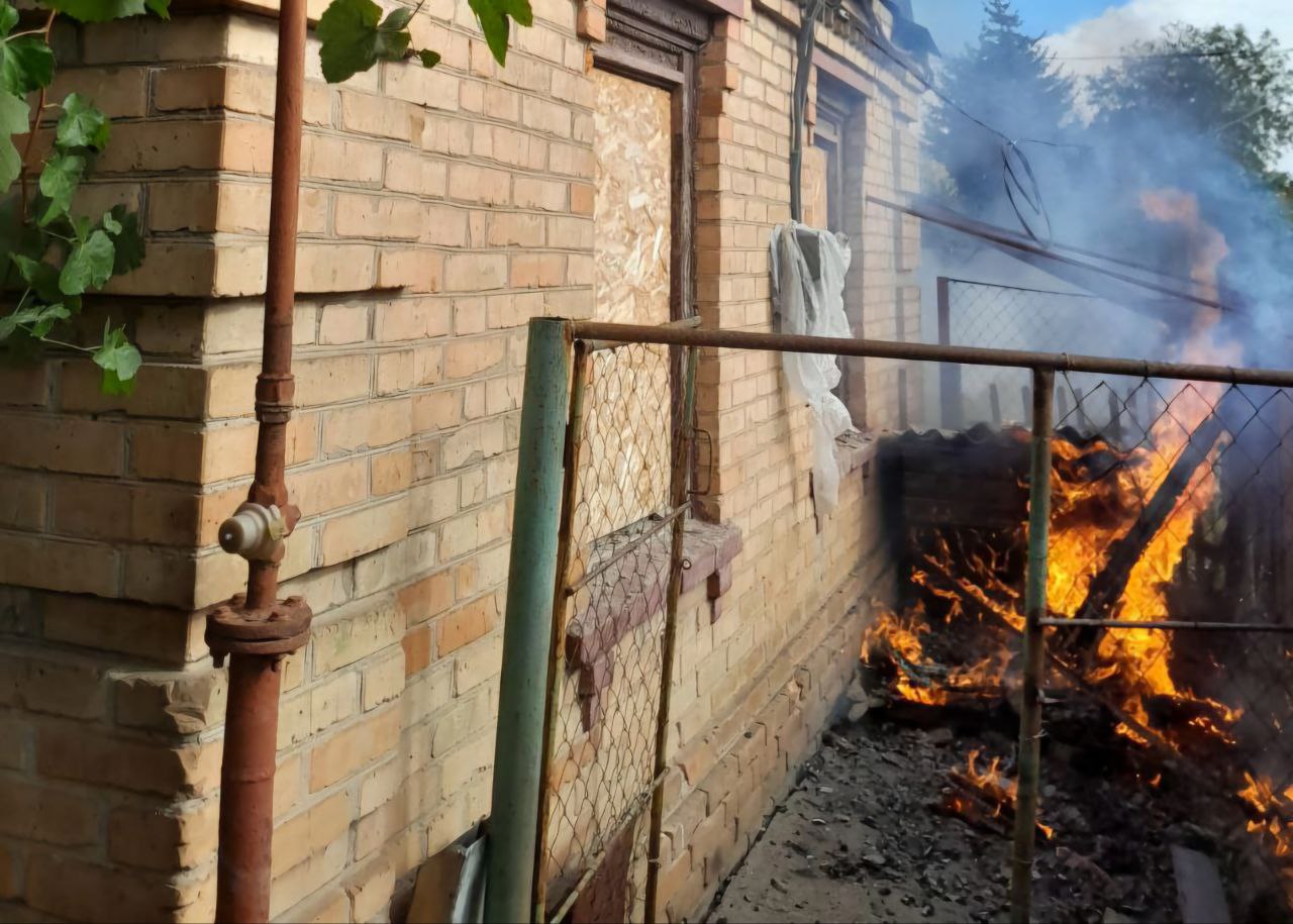 Поряд з приватною оселею вирує полум’я