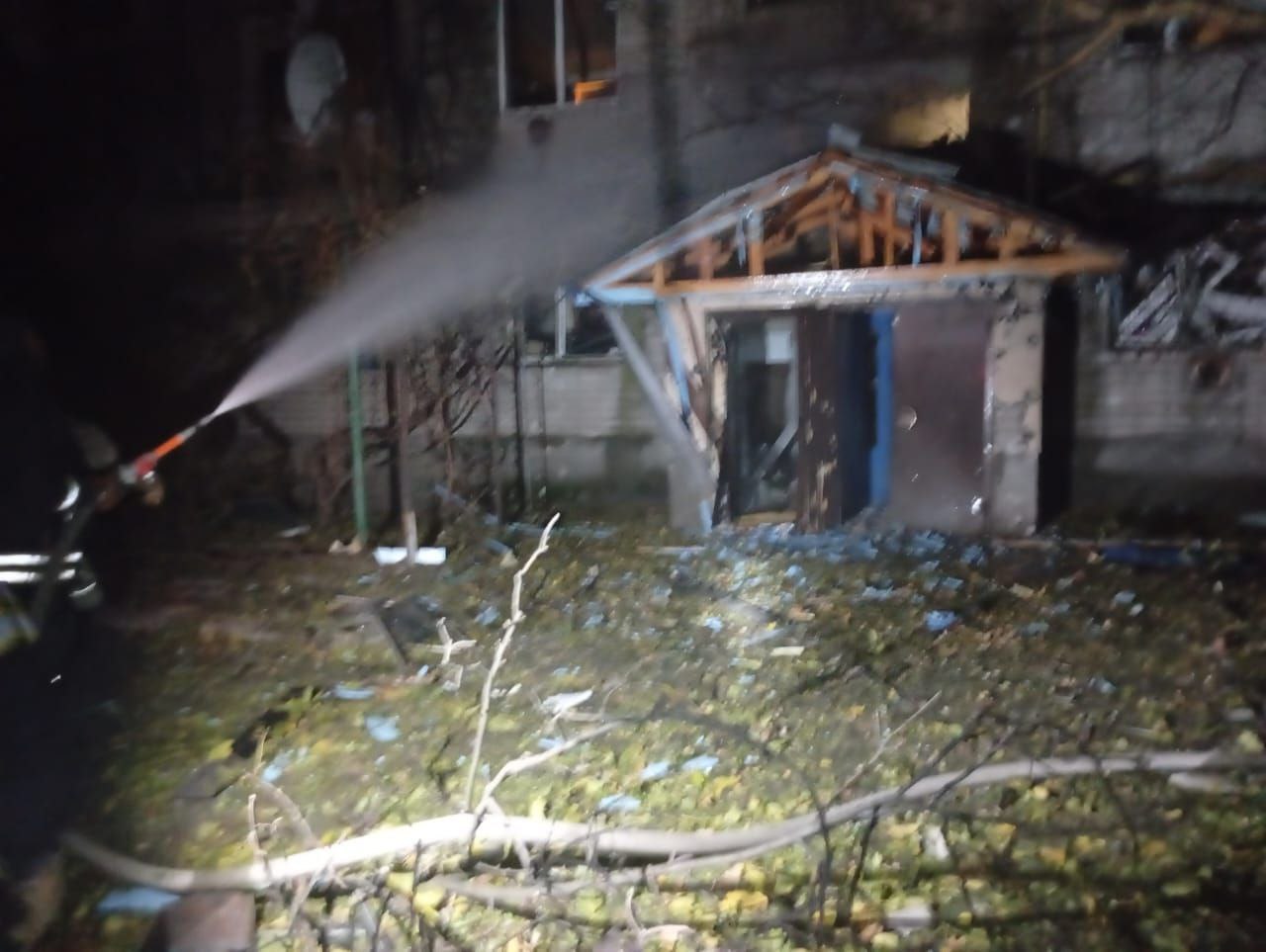 Рятувальник приборкує пожежу в багатоповерхівці