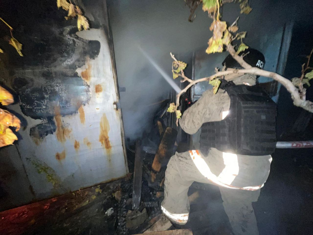 Надзвичайник заливає полум’я водою