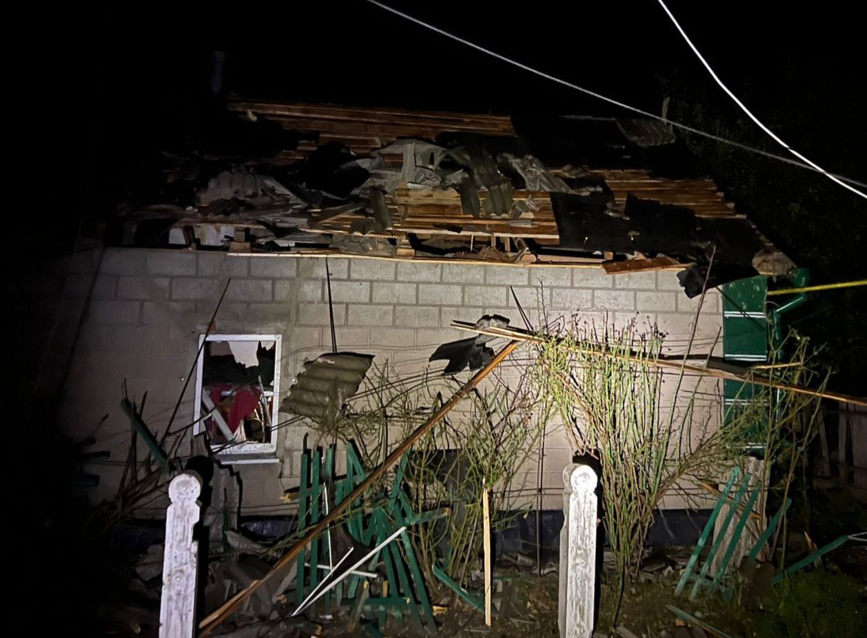 У хаті понівечені дах та вікно, поряд – потрощений паркан