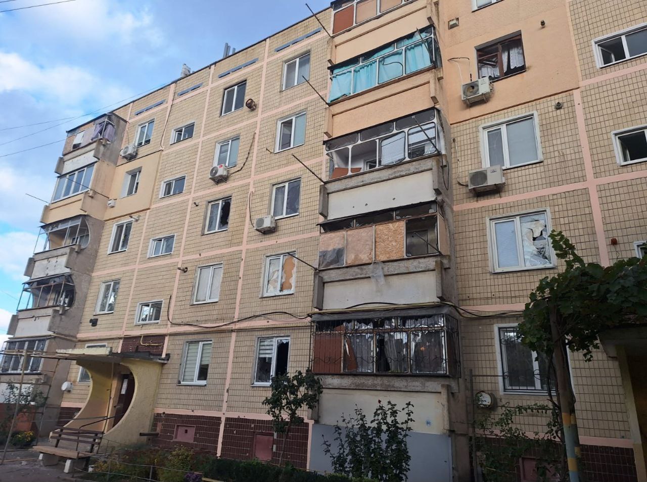 У багатоповерхівці побиті вікна