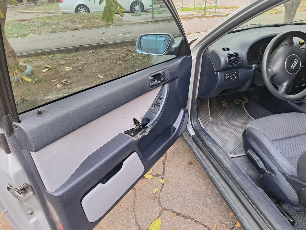 У легковику пробиті двері