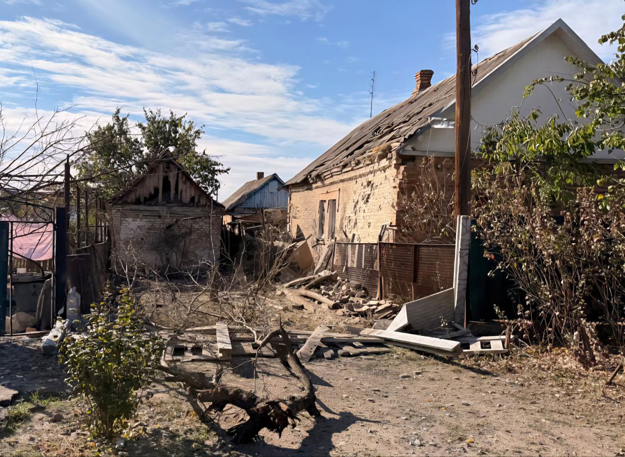 У приватному будинку понівечені дах, вікна та стіни. Поряд – пошкоджена господарська споруда