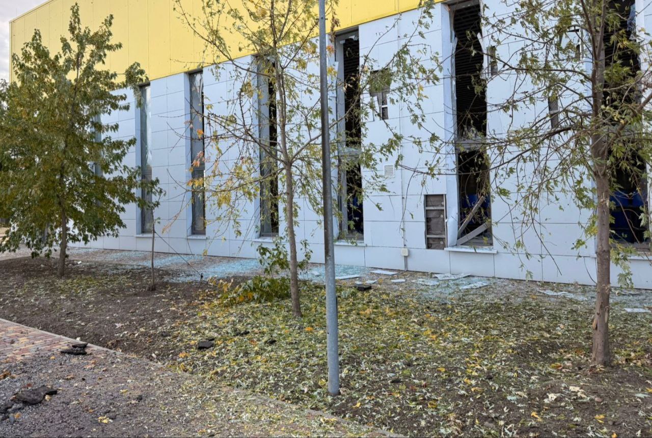 У приміщенні басейну вибиті вікна