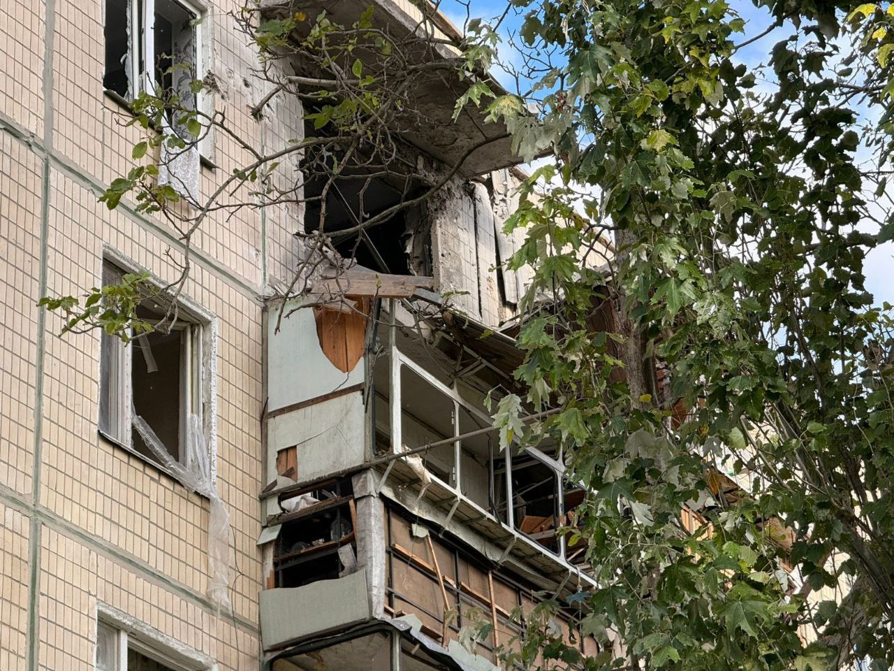 У багатоповерхівці через ворожу атаку понівечені шибки, пошкоджений балкон 