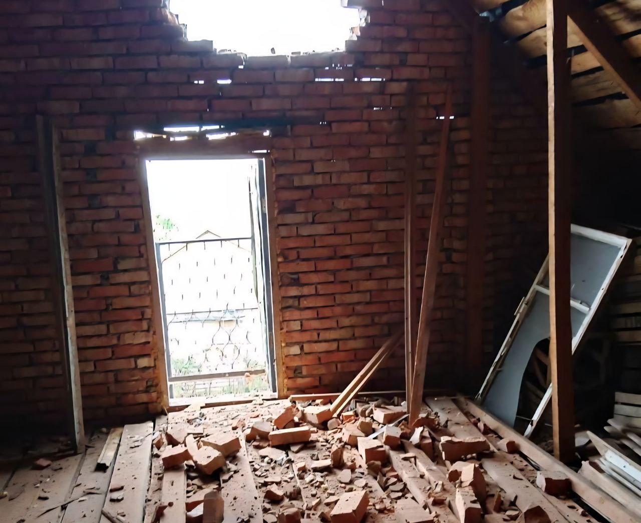 На горищі приватного будинка пробита стіна