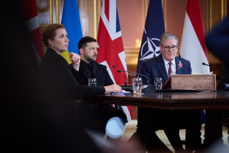 Прем’єр-міністерка Данії Метте Фредеріксен, Президент України Володимир Зеленський, Генеральний секретар НАТО Марк Рютте.