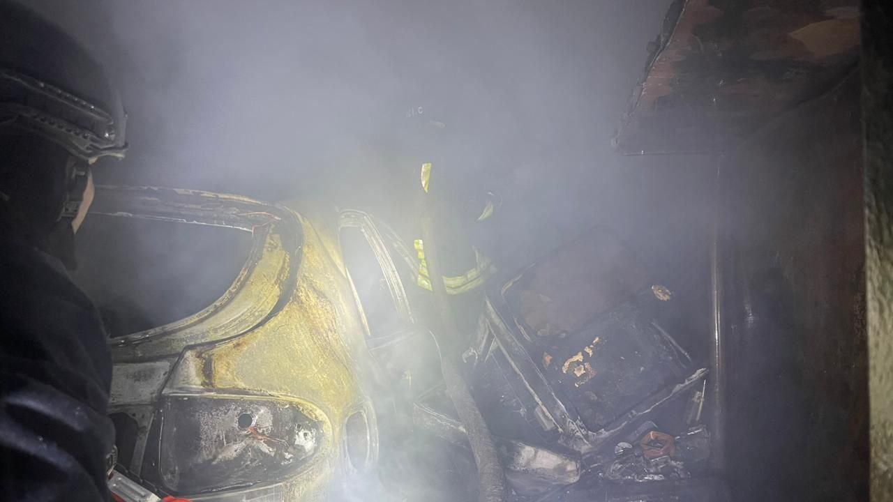 Понівечене вогнем авто 