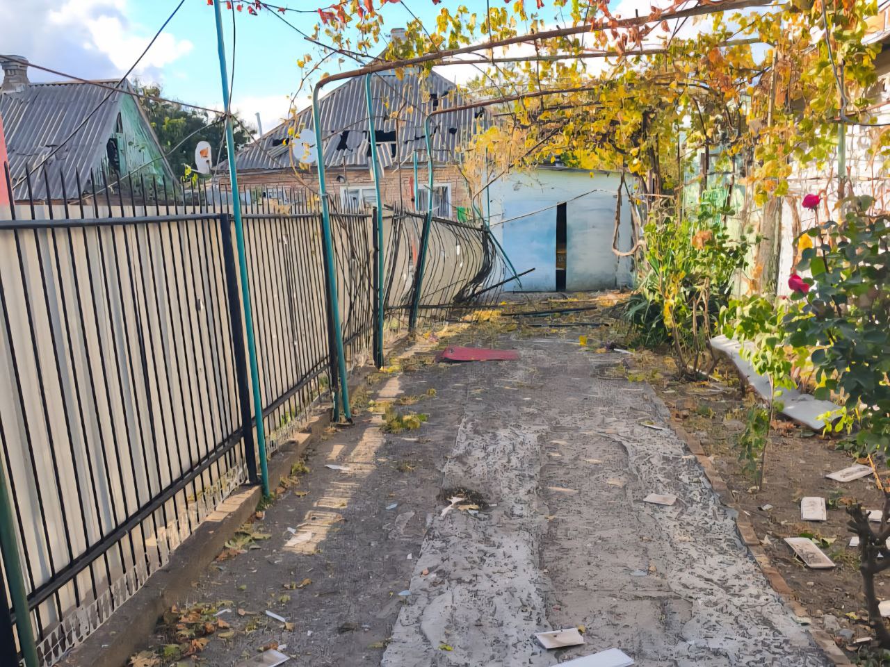 Подвір’я в уламках, у будинку побитий дах 