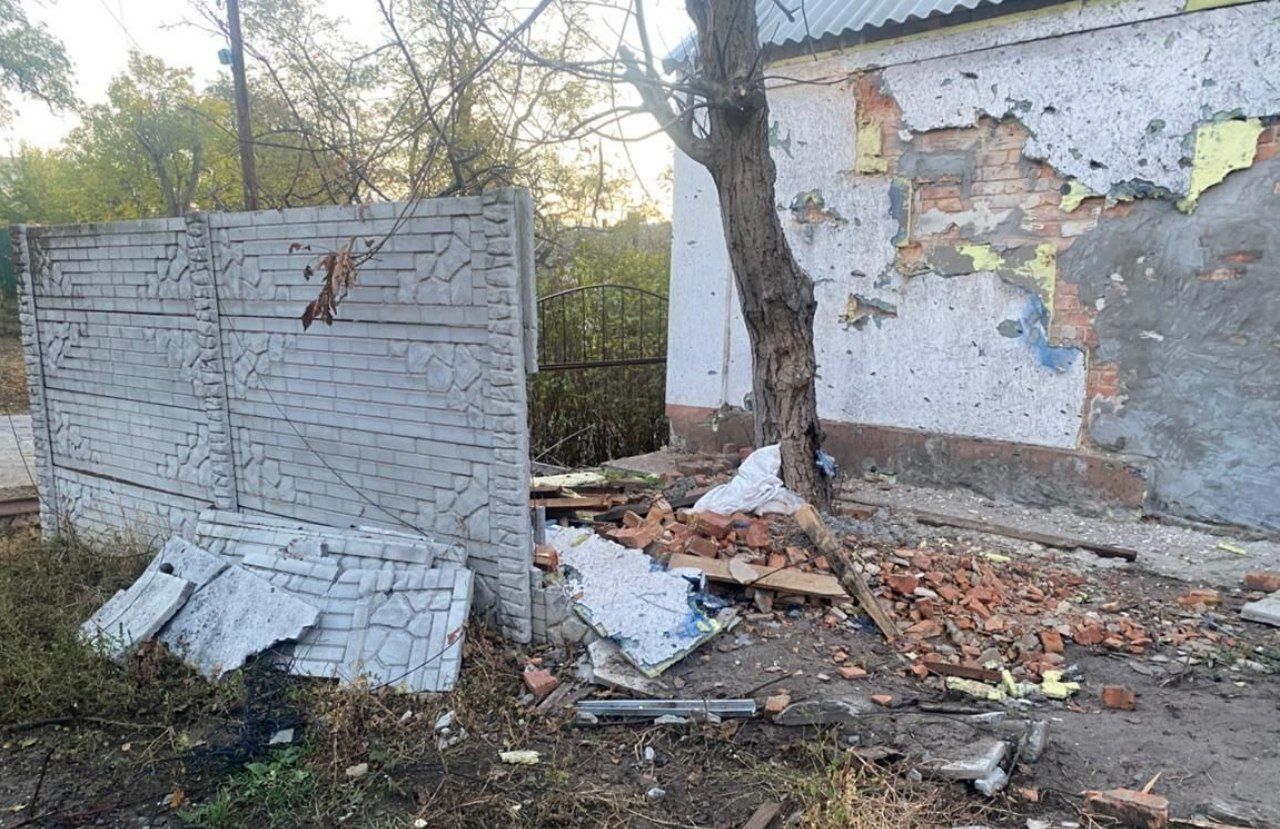 Потрощене облицювання оселі місцевих і паркан. Навколо все усіяно будівельним сміттям.