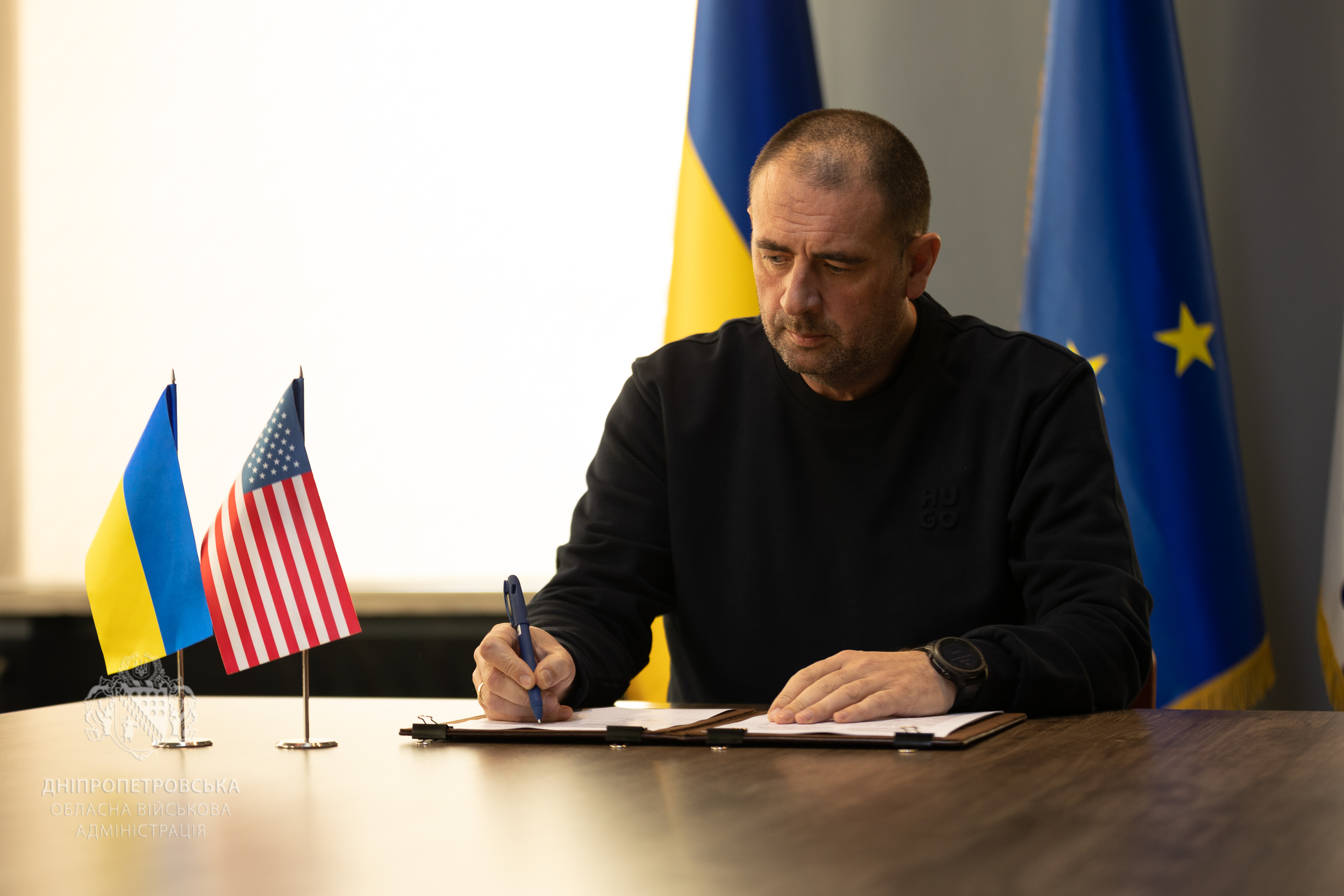 В.о. начальника Дніпропетровської ОВА Владислав Гайваненко підписує Меморандум