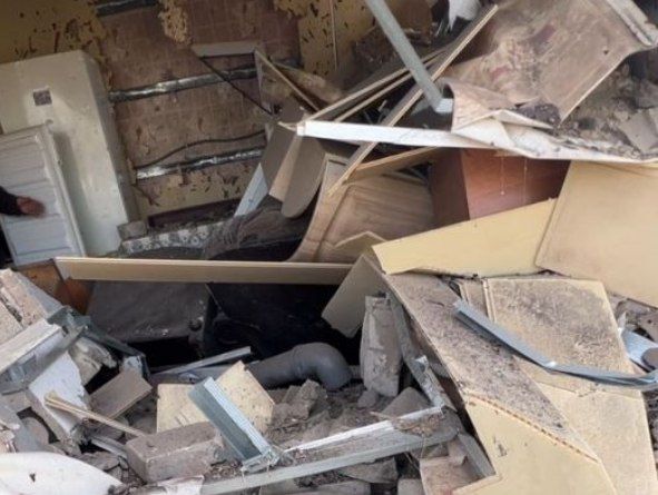 Всередині приватного будинку все у руїнах.