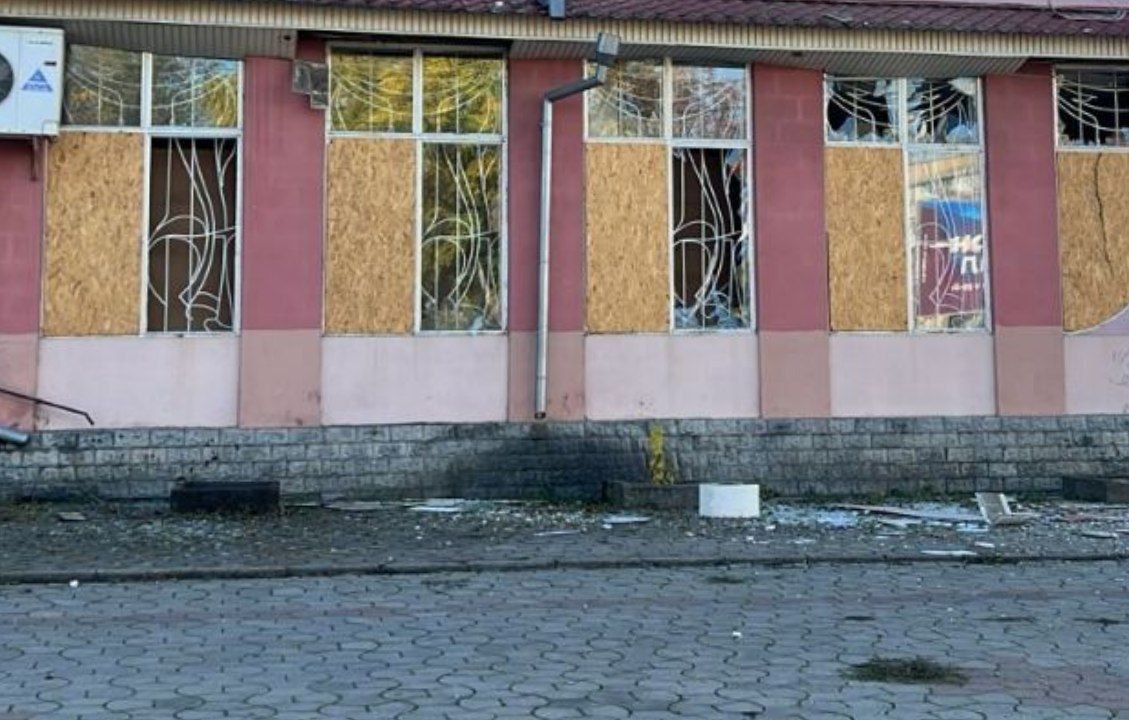 Побите віконне скло й в одному з магазинів. 
