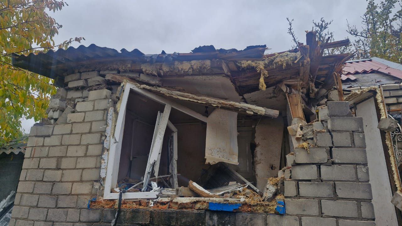 В оселі понівечені вікно і дах