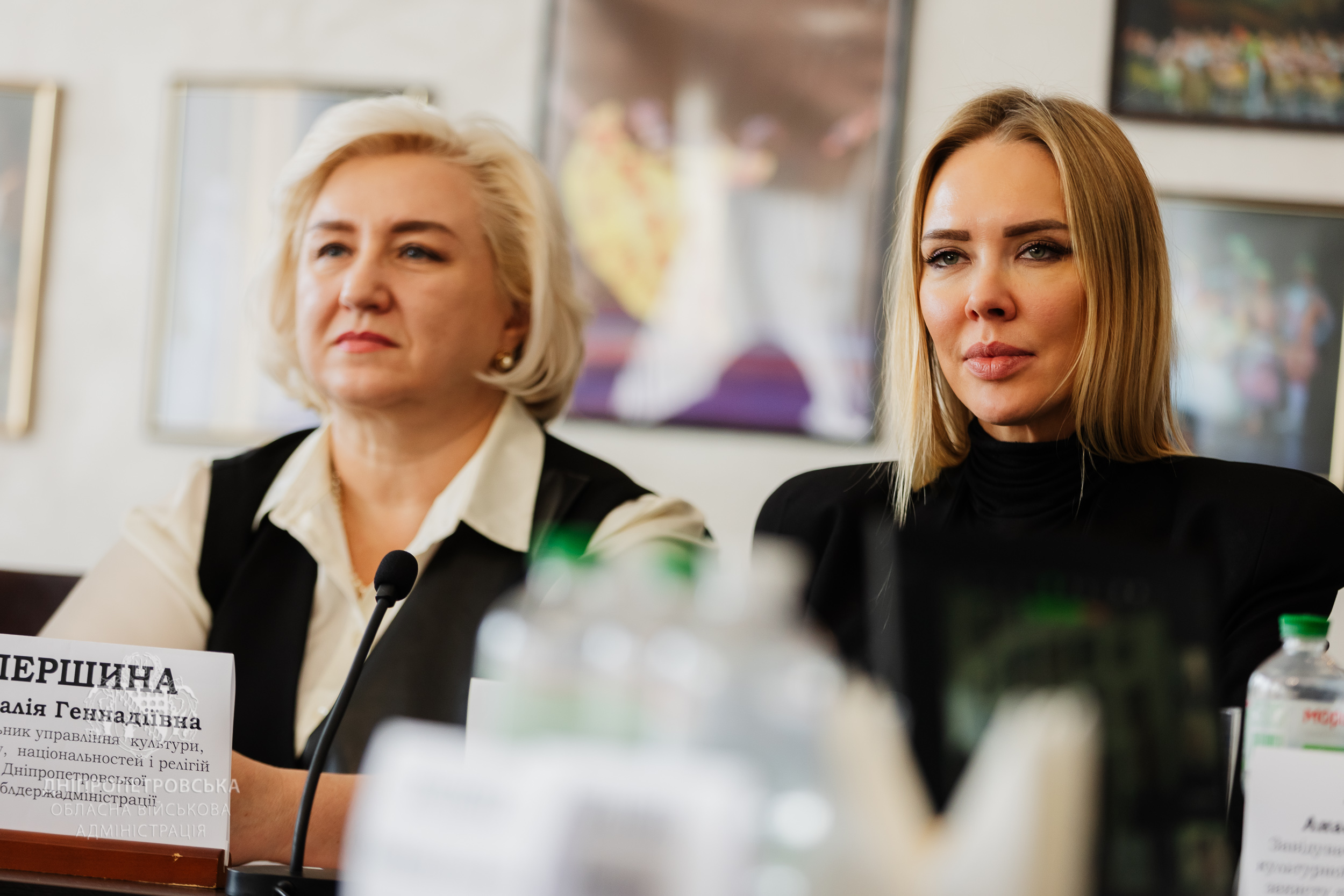 Заступник начальника Дніпропетровської ОВА Ірина Грицай і начальниця управління культури, туризму, національностей і релігій ОВА Наталія Першина