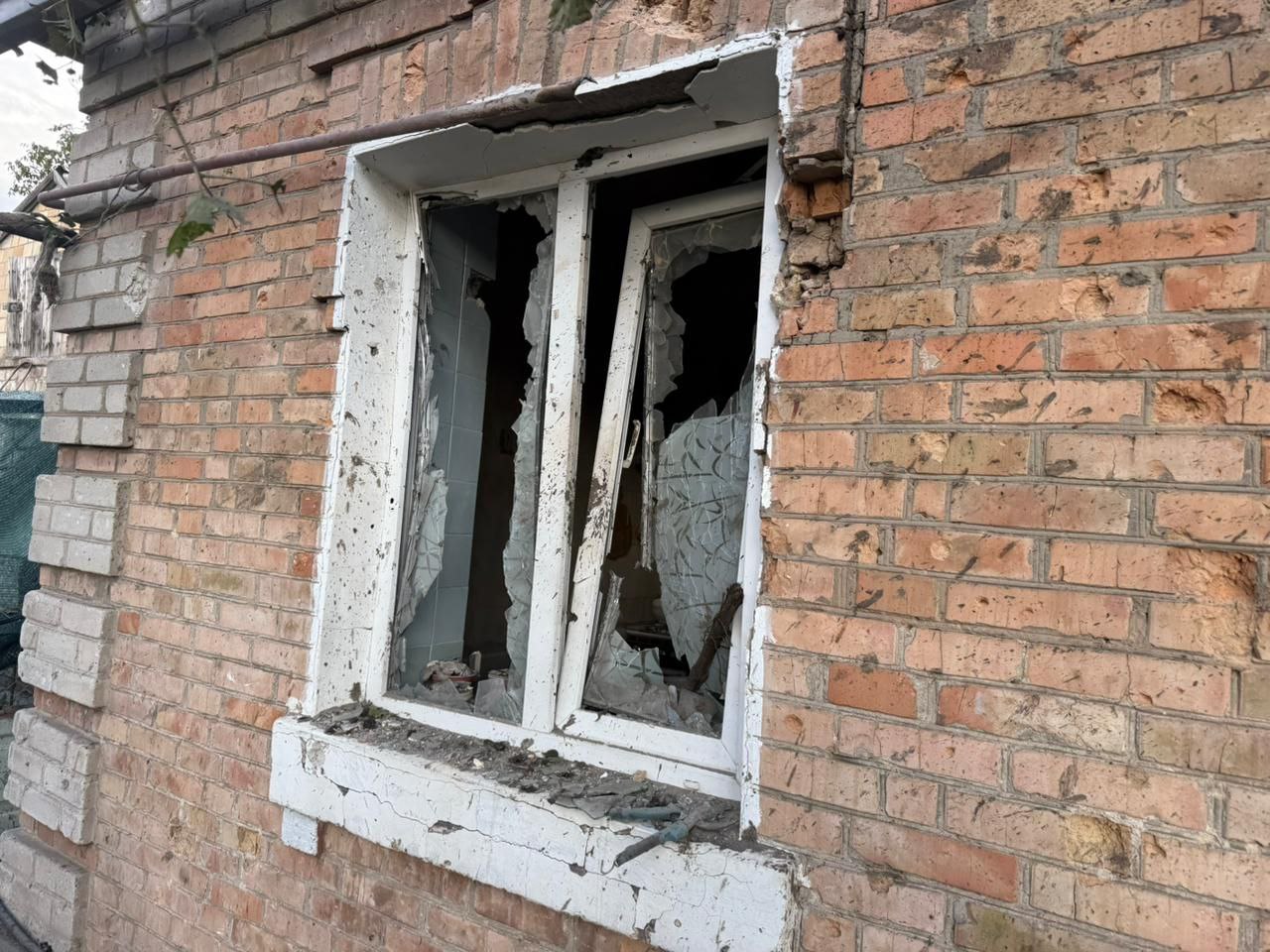 В оселі розбите вікно, понівечений фасад