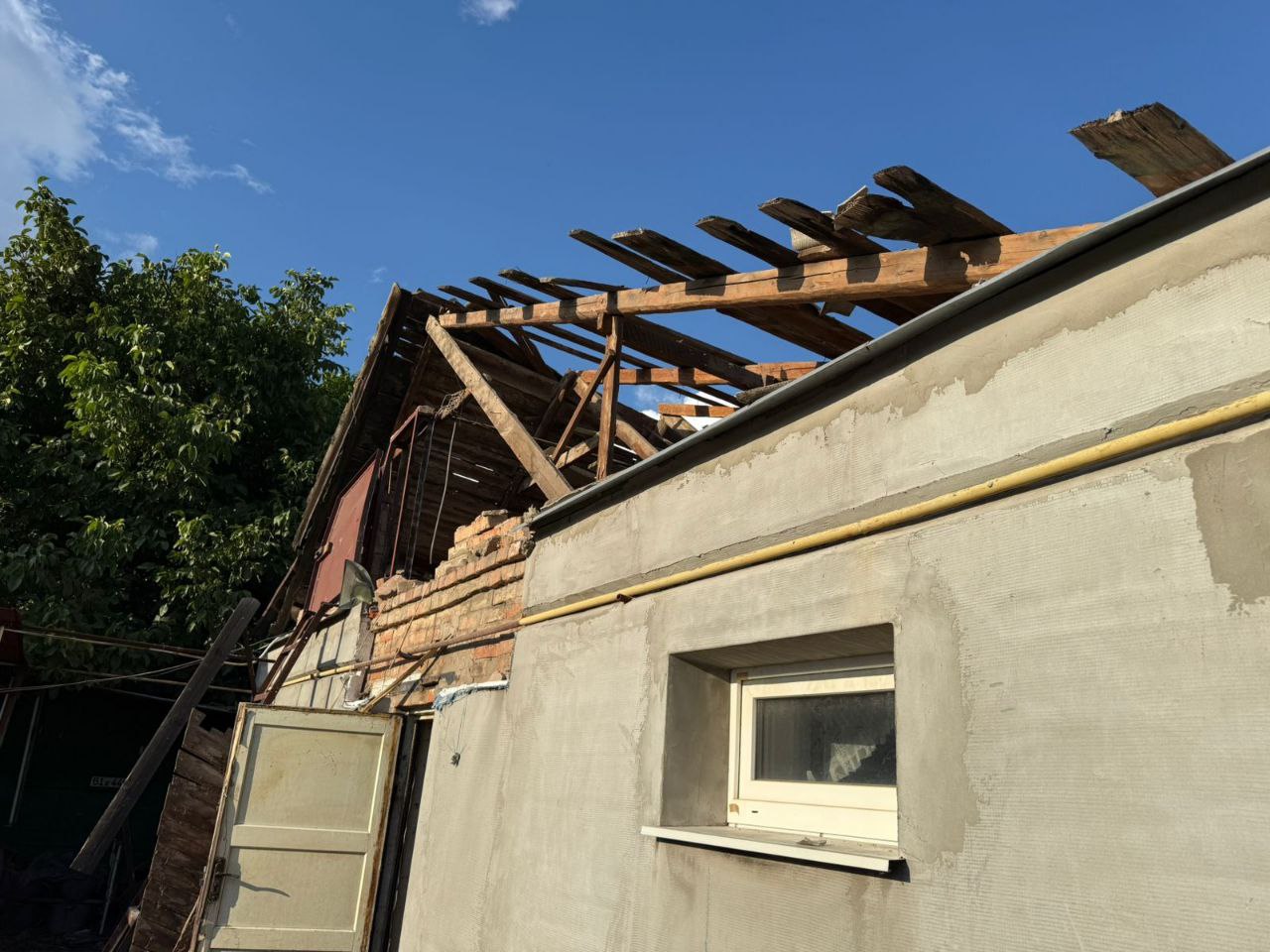 У хаті зруйнований дах