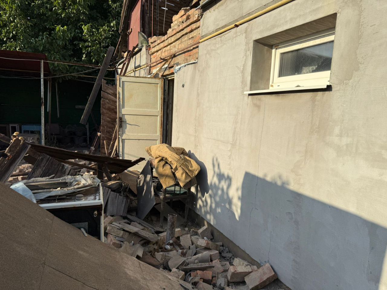 Все подвір'я в уламках цегли