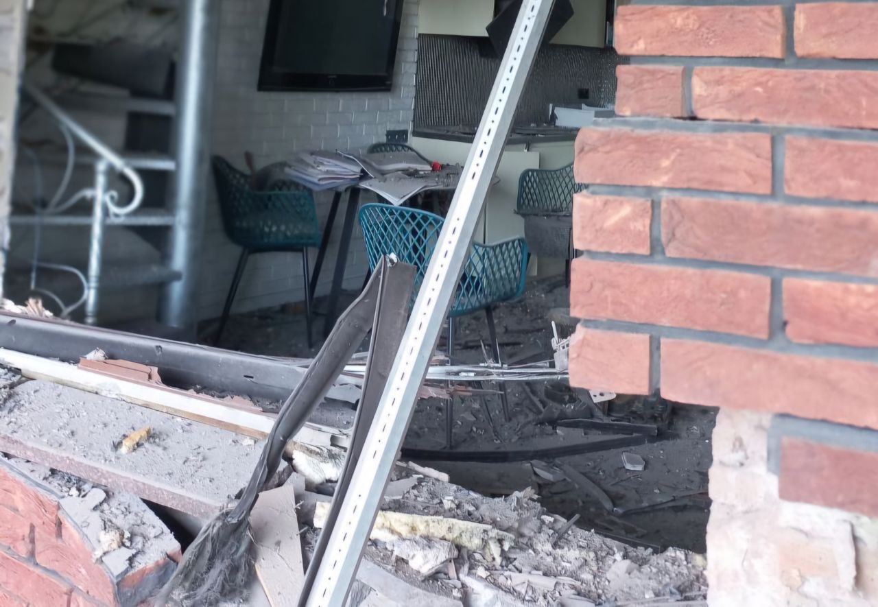 У приватному будинку вибило шибки та змістилася віконна рама