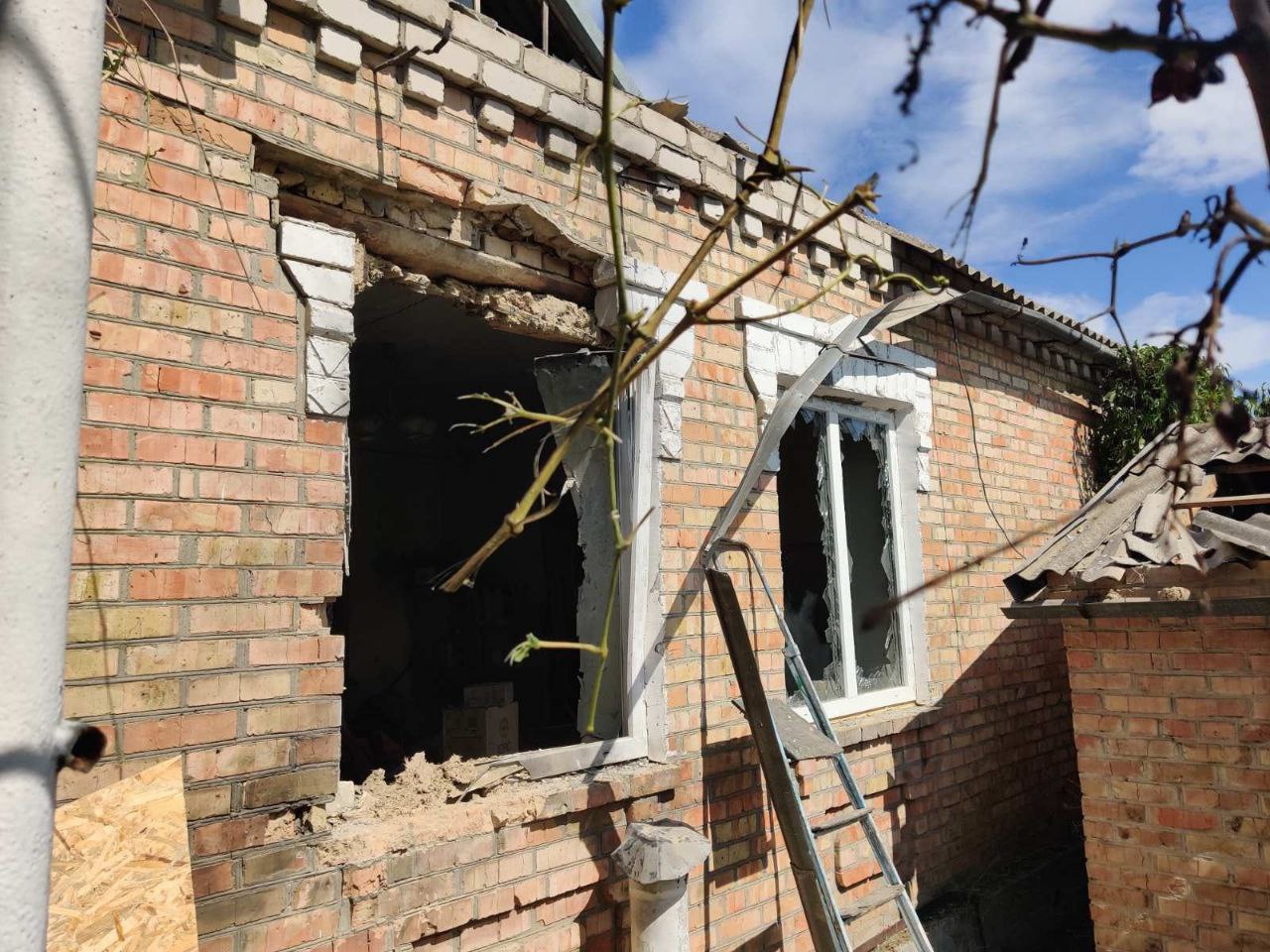 У приватній оселі вибиті вікна