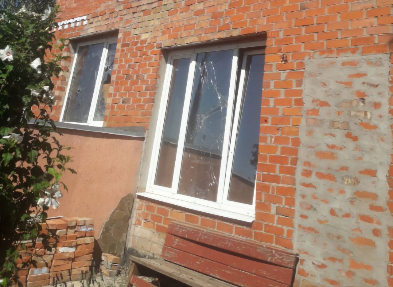 У будівлі понівечені дах та вибиті шибки 
