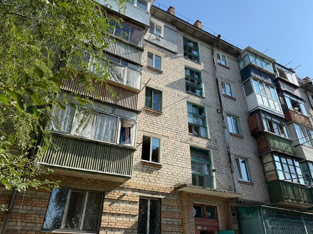 У багатоповерхівці побиті вікна 