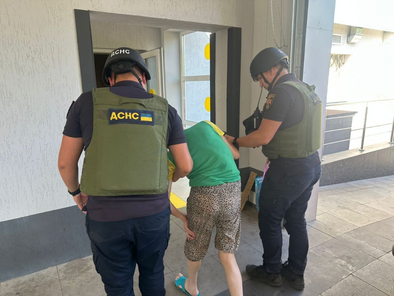 Рятувальники допомагають постраждалій жінці