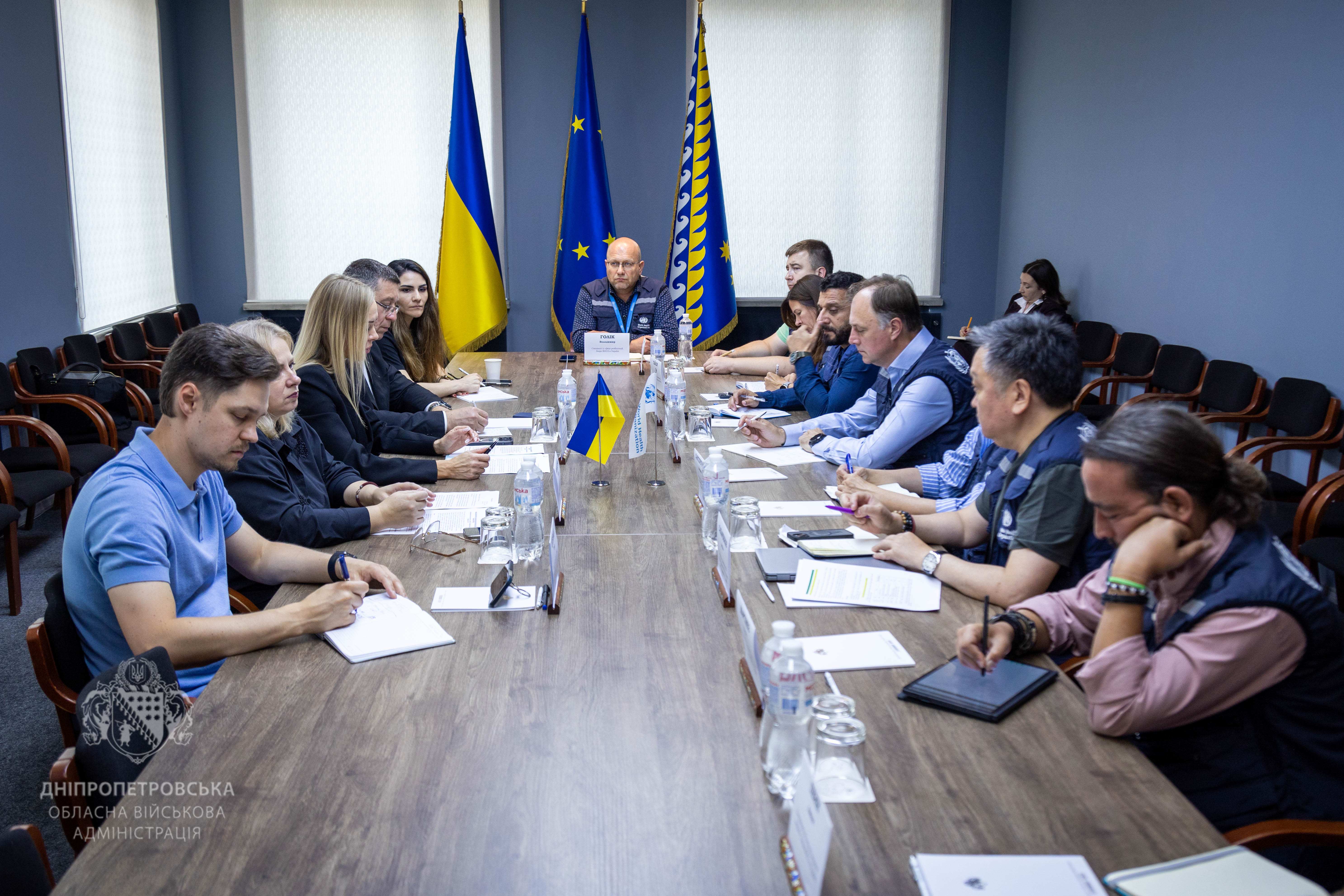 Учасники зустрічі за одним столом