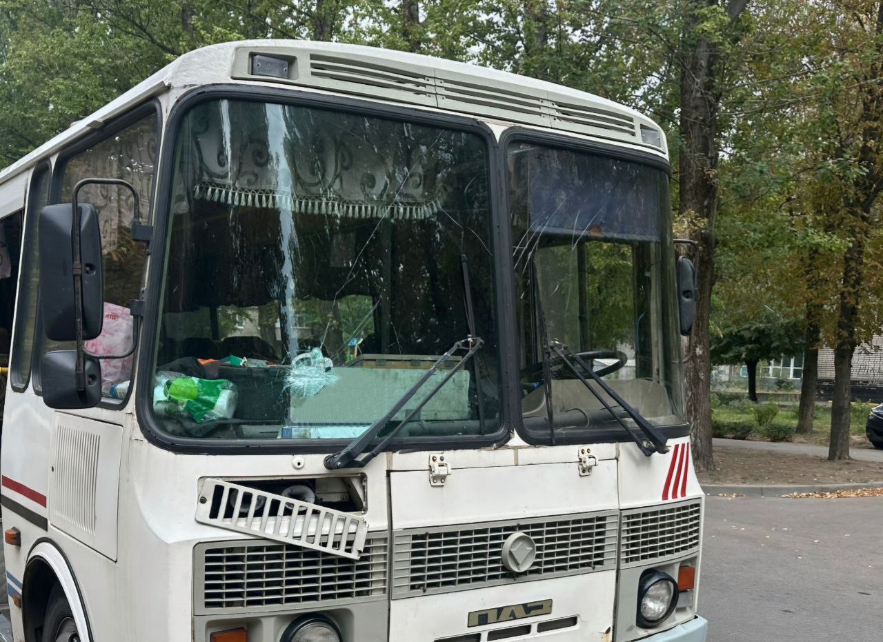 У пасажирському автобусі розбите лобове скло