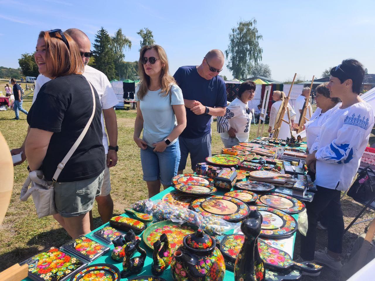 Експозиція виробів, прикрашених Петриківським розписом