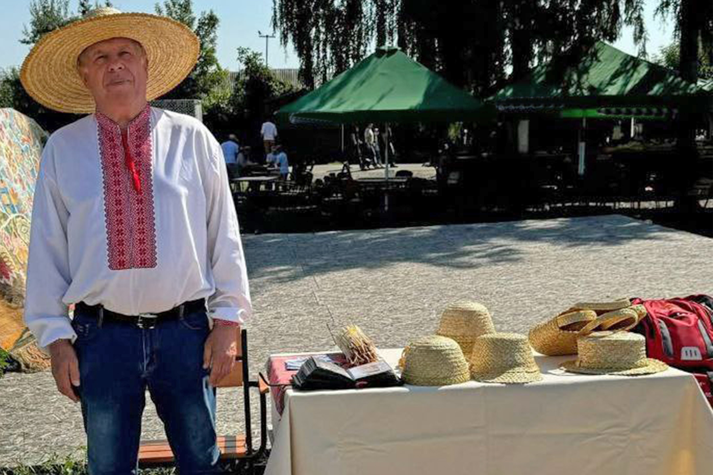 Майстер соломоплетіння та його вироби