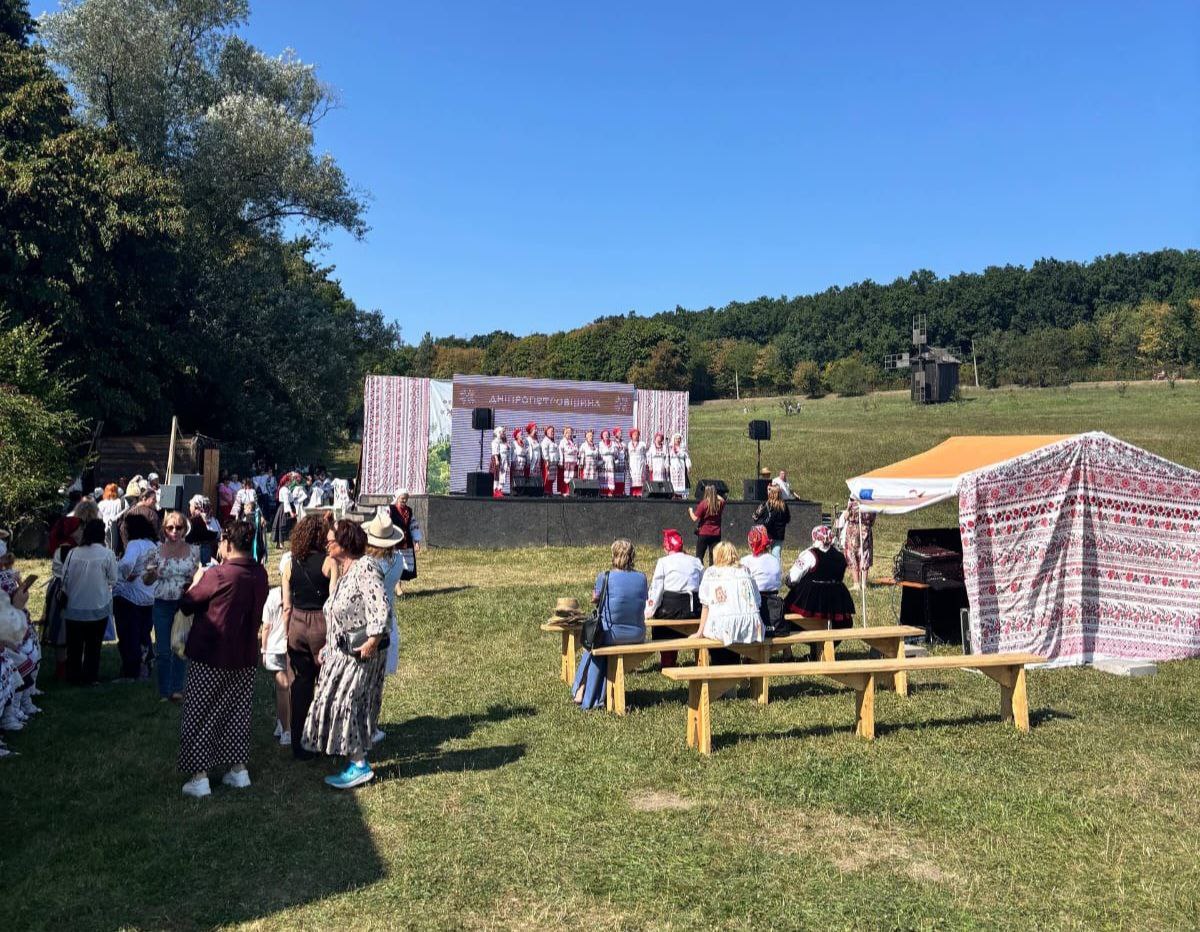 Колектив із Дніпропетровщини виконує на сцені козацькі пісні 