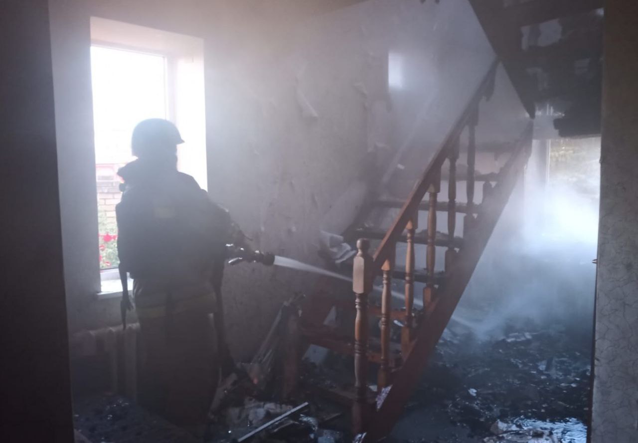 Надзвичайник заливає водою займання в кімнаті приватної оселі 