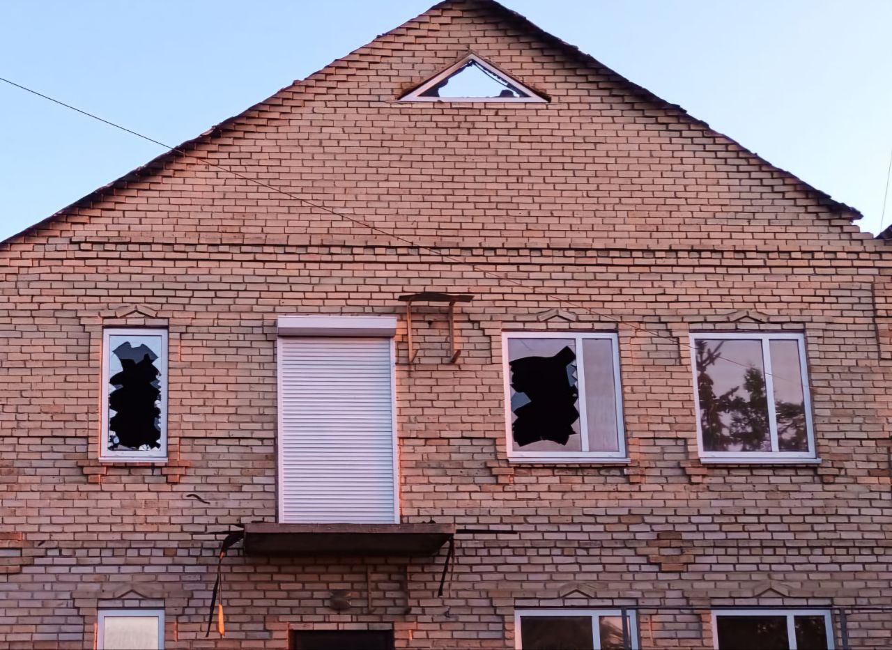 У хаті вибиті вікна